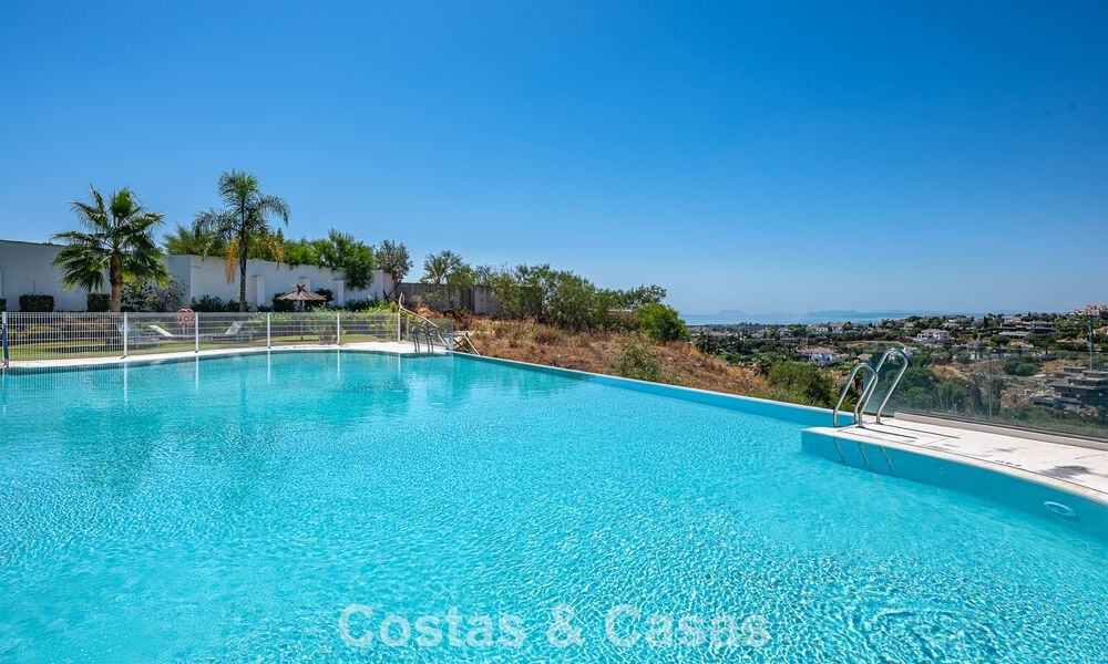 Penthouse duplex contemporain à vendre dans un complexe résidentiel de style méditerranéenà El Paraiso, Marbella - Benahavís 807370