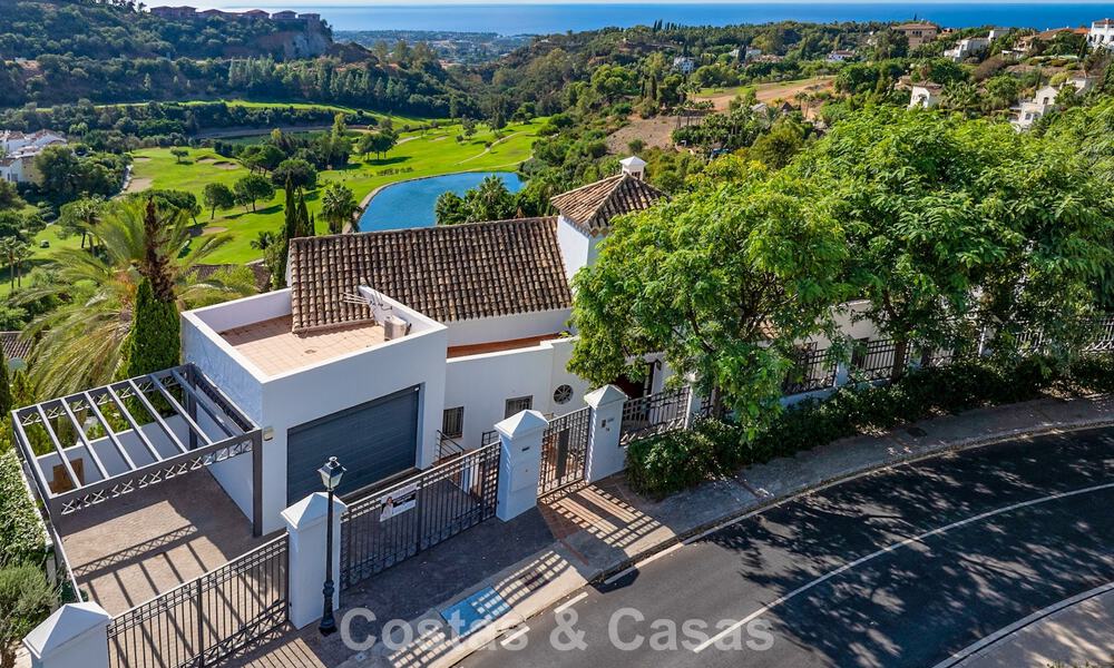 Villa méditerranéenne avec superbes vues sur le golf et la mer à vendre à Los Arqueros, Marbella - Benahavís 807761