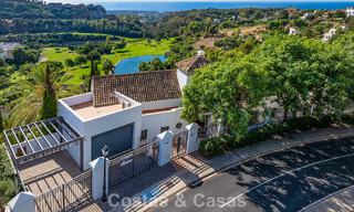 Villa méditerranéenne avec superbes vues sur le golf et la mer à vendre à Los Arqueros, Marbella - Benahavís 807761 