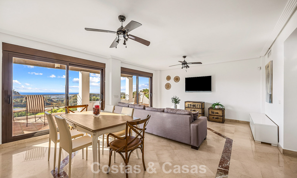 Villa méditerranéenne avec superbes vues sur le golf et la mer à vendre à Los Arqueros, Marbella - Benahavís 807762