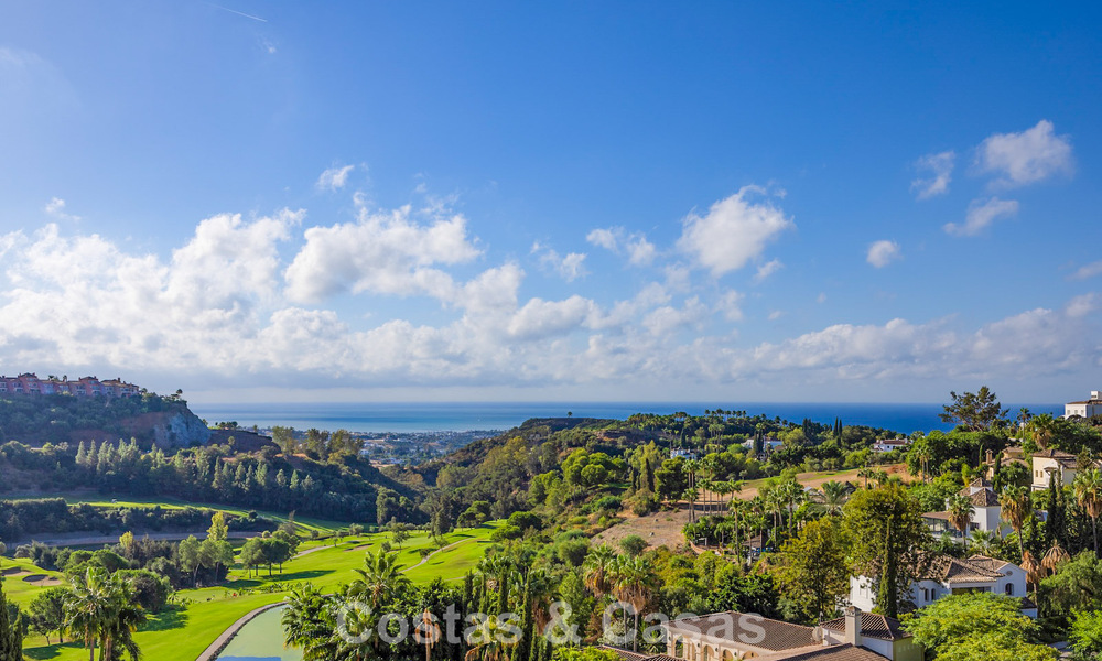 Villa méditerranéenne avec superbes vues sur le golf et la mer à vendre à Los Arqueros, Marbella - Benahavís 807763