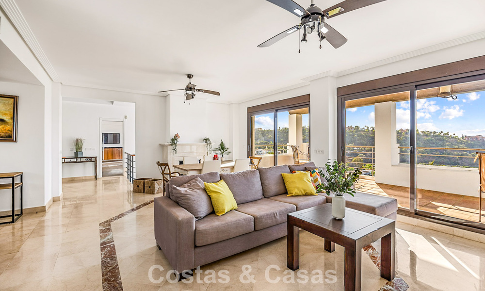 Villa méditerranéenne avec superbes vues sur le golf et la mer à vendre à Los Arqueros, Marbella - Benahavís 807764