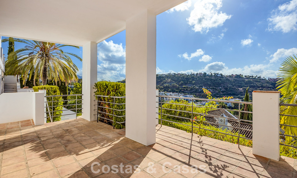 Villa méditerranéenne avec superbes vues sur le golf et la mer à vendre à Los Arqueros, Marbella - Benahavís 807770