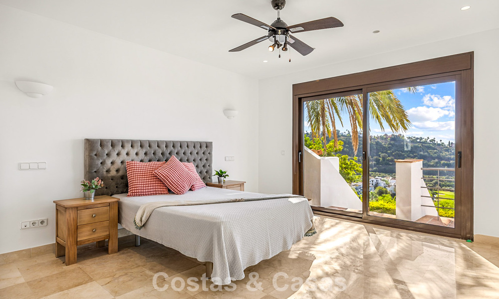 Villa méditerranéenne avec superbes vues sur le golf et la mer à vendre à Los Arqueros, Marbella - Benahavís 807774