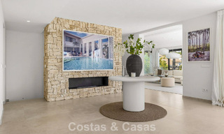 Villa modernisée au style méditerranéen contemporain à vendre dans la Golf Valley de Nueva Andalucía, Marbella 807974 
