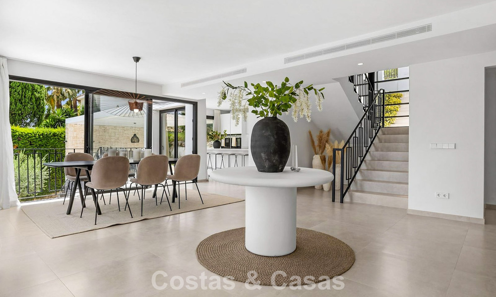 Villa modernisée au style méditerranéen contemporain à vendre dans la Golf Valley de Nueva Andalucía, Marbella 807978