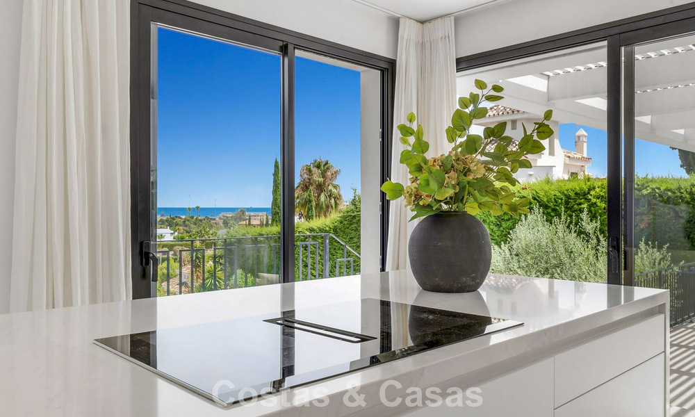 Villa modernisée au style méditerranéen contemporain à vendre dans la Golf Valley de Nueva Andalucía, Marbella 807982