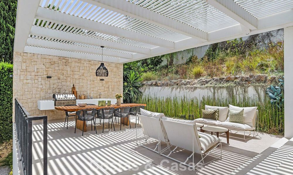 Villa modernisée au style méditerranéen contemporain à vendre dans la Golf Valley de Nueva Andalucía, Marbella 807985