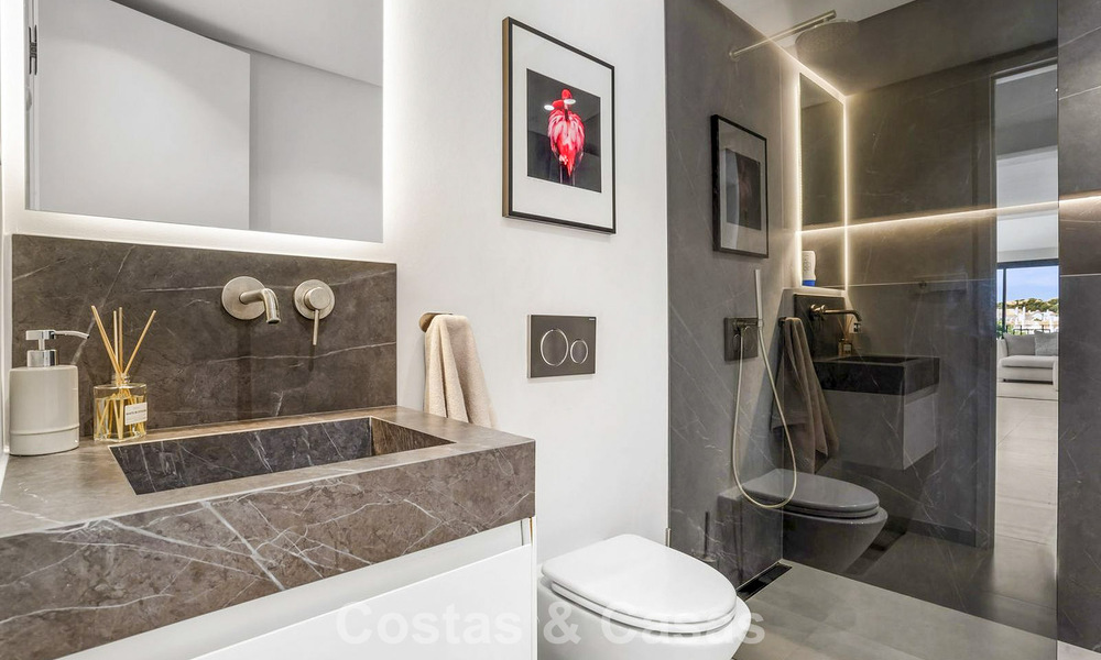 Villa modernisée au style méditerranéen contemporain à vendre dans la Golf Valley de Nueva Andalucía, Marbella 807997