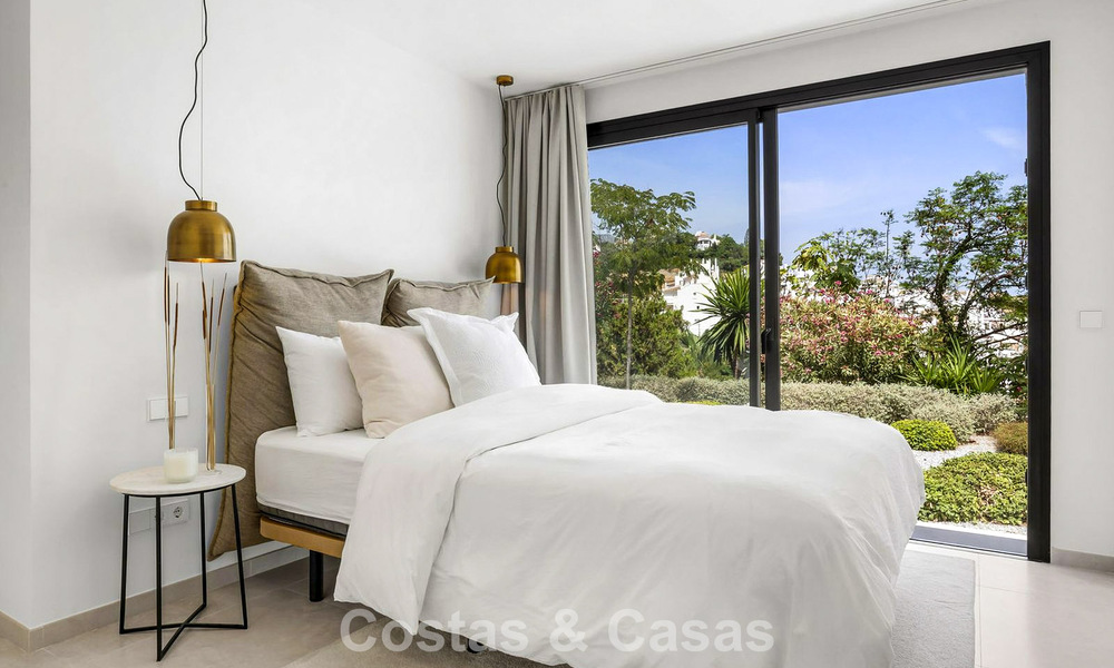 Villa modernisée au style méditerranéen contemporain à vendre dans la Golf Valley de Nueva Andalucía, Marbella 808001