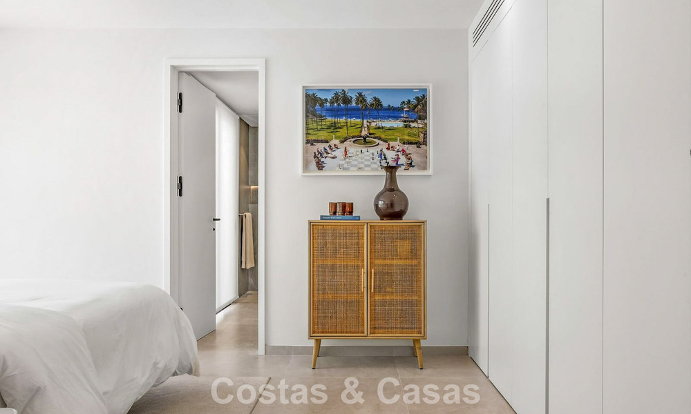 Villa modernisée au style méditerranéen contemporain à vendre dans la Golf Valley de Nueva Andalucía, Marbella 808002