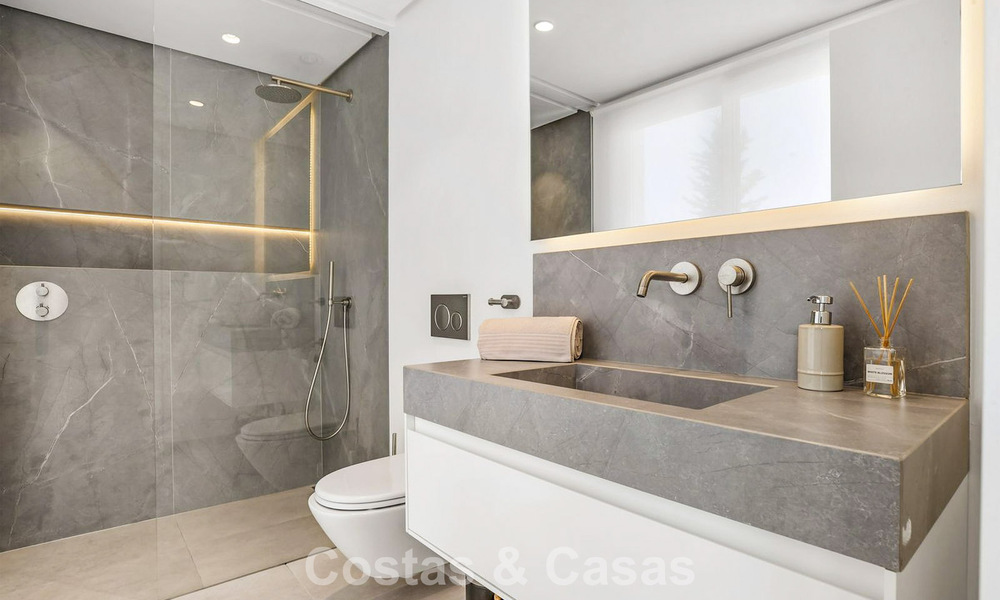 Villa modernisée au style méditerranéen contemporain à vendre dans la Golf Valley de Nueva Andalucía, Marbella 808003