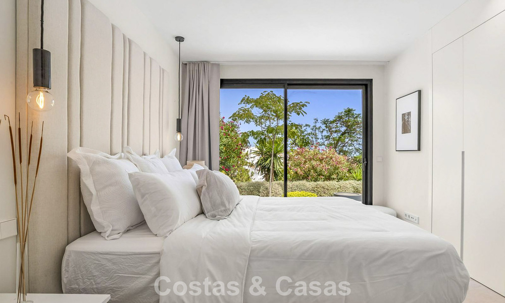 Villa modernisée au style méditerranéen contemporain à vendre dans la Golf Valley de Nueva Andalucía, Marbella 808004