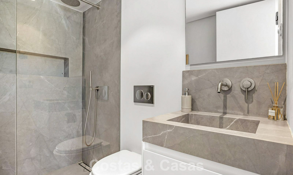 Villa modernisée au style méditerranéen contemporain à vendre dans la Golf Valley de Nueva Andalucía, Marbella 808005
