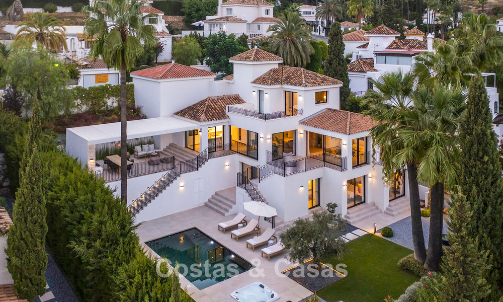 Villa modernisée au style méditerranéen contemporain à vendre dans la Golf Valley de Nueva Andalucía, Marbella 808012