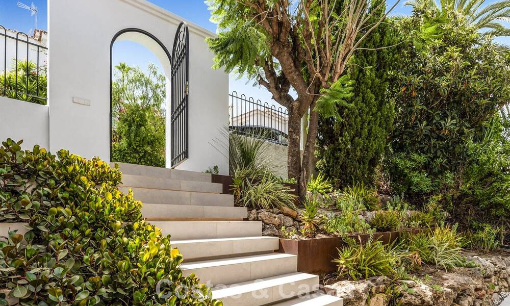 Villa modernisée au style méditerranéen contemporain à vendre dans la Golf Valley de Nueva Andalucía, Marbella 808014
