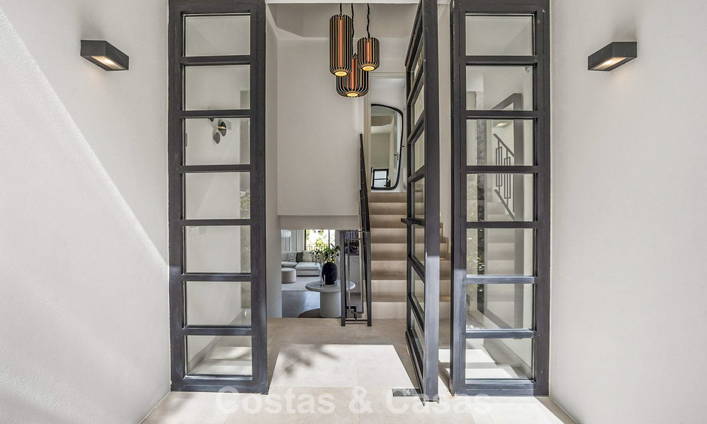 Villa modernisée au style méditerranéen contemporain à vendre dans la Golf Valley de Nueva Andalucía, Marbella 808016