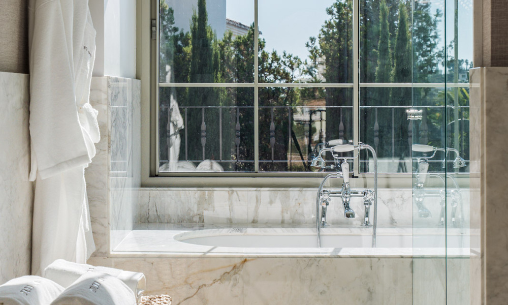Villa méditerranéenne de luxe avec intérieur d’inspiration française à vendre au cœur de Nueva Andalucía, Marbella 808022
