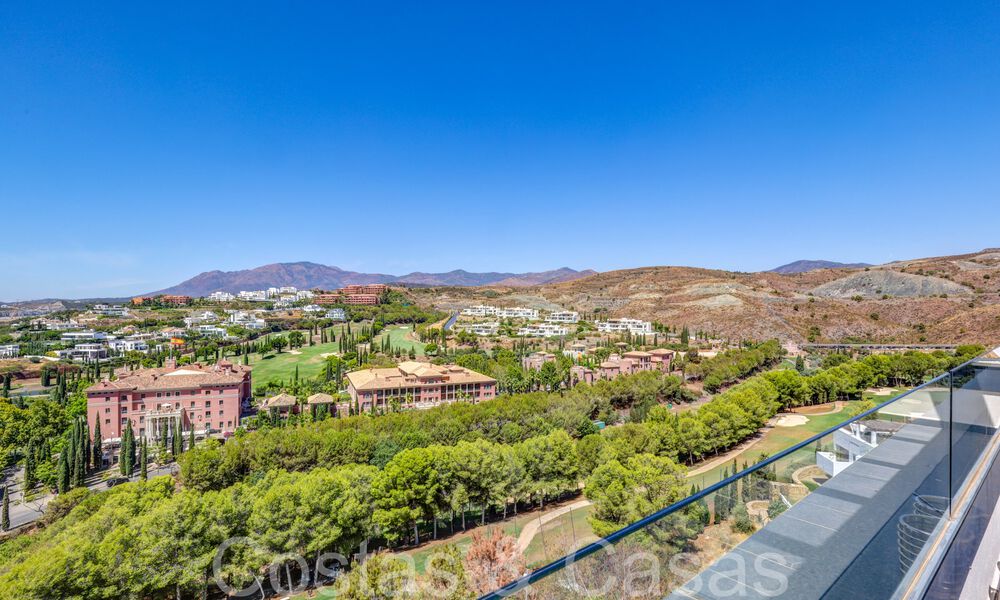 Appartements contemporains avec vue sur le golf à vendre à Hoyo 19; dans un resort 5*, New Golden Mile, Marbella - Benahavís 807495