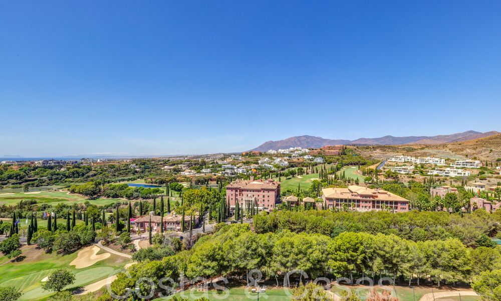 Appartements contemporains avec vue sur le golf à vendre à Hoyo 19; dans un resort 5*, New Golden Mile, Marbella - Benahavís 807496