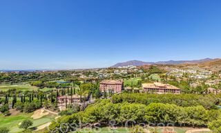 Appartements contemporains avec vue sur le golf à vendre à Hoyo 19; dans un resort 5*, New Golden Mile, Marbella - Benahavís 807496 