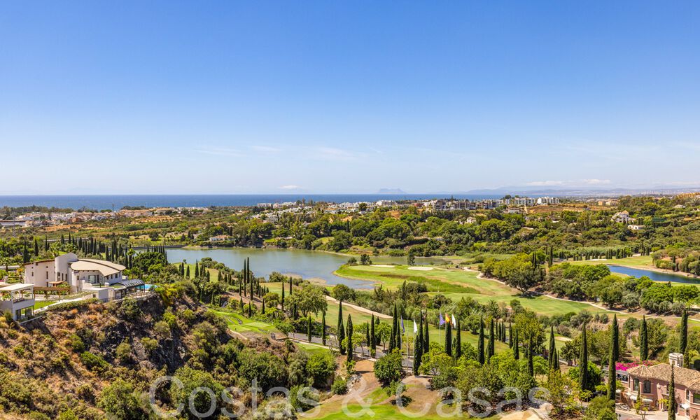 Appartements contemporains avec vue sur le golf à vendre à Hoyo 19; dans un resort 5*, New Golden Mile, Marbella - Benahavís 807498