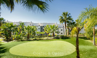 Appartements contemporains avec vue sur le golf à vendre à Hoyo 19; dans un resort 5*, New Golden Mile, Marbella - Benahavís 807500 