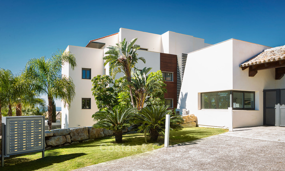 Appartements contemporains avec vue sur le golf à vendre à Hoyo 19; dans un resort 5*, New Golden Mile, Marbella - Benahavís 807501