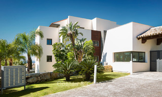 Appartements contemporains avec vue sur le golf à vendre à Hoyo 19; dans un resort 5*, New Golden Mile, Marbella - Benahavís 807501 