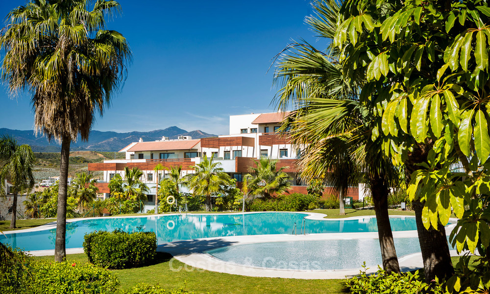 Appartements contemporains avec vue sur le golf à vendre à Hoyo 19; dans un resort 5*, New Golden Mile, Marbella - Benahavís 807502
