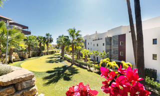 Appartements contemporains avec vue sur le golf à vendre à Hoyo 19; dans un resort 5*, New Golden Mile, Marbella - Benahavís 807503 