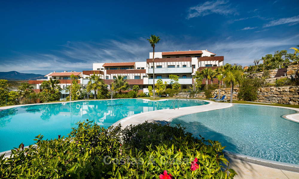 Appartements contemporains avec vue sur le golf à vendre à Hoyo 19; dans un resort 5*, New Golden Mile, Marbella - Benahavís 807504