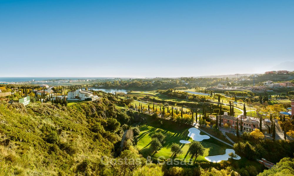 Appartements contemporains avec vue sur le golf à vendre à Hoyo 19; dans un resort 5*, New Golden Mile, Marbella - Benahavís 807505