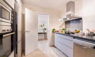 Appartements contemporains avec vue sur le golf à vendre à Hoyo 19; dans un resort 5*, New Golden Mile, Marbella - Benahavís 807507 