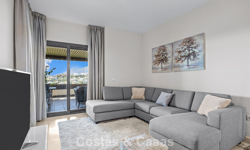 Appartements contemporains avec vue sur le golf à vendre à Hoyo 19; dans un resort 5*, New Golden Mile, Marbella - Benahavís 807508