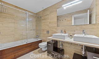 Appartements contemporains avec vue sur le golf à vendre à Hoyo 19; dans un resort 5*, New Golden Mile, Marbella - Benahavís 807509 