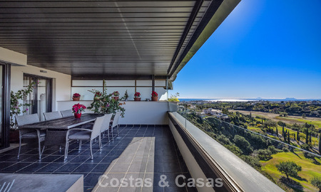 Appartements contemporains avec vue sur le golf à vendre à Hoyo 19; dans un resort 5*, New Golden Mile, Marbella - Benahavís 807510