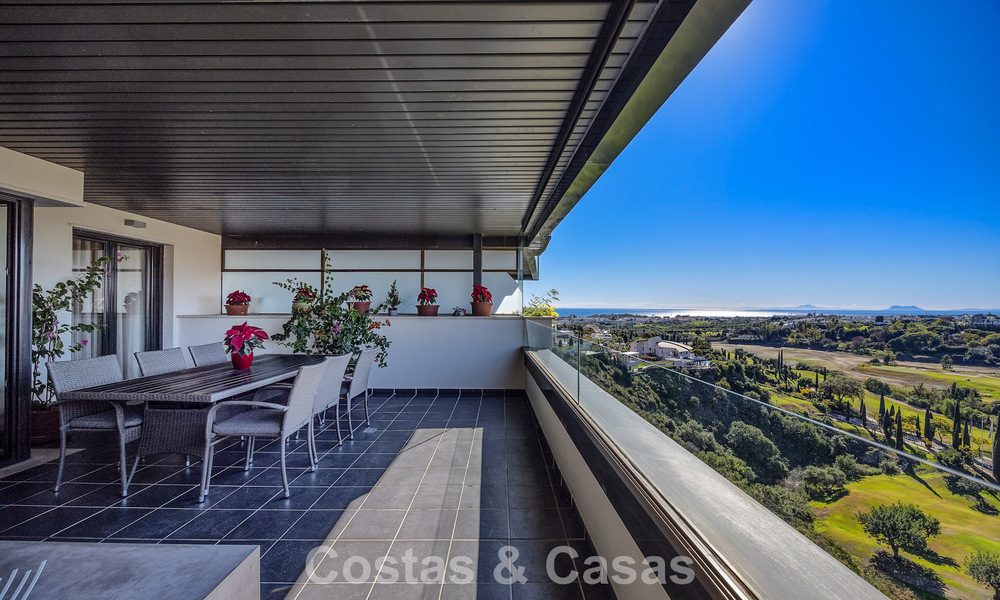 Appartements contemporains avec vue sur le golf à vendre à Hoyo 19; dans un resort 5*, New Golden Mile, Marbella - Benahavís 807510