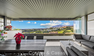 Appartements contemporains avec vue sur le golf à vendre à Hoyo 19; dans un resort 5*, New Golden Mile, Marbella - Benahavís 807511 
