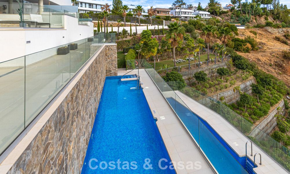 Appartement moderne à vendre avec piscine et vue sur la mer dans une résidence exclusive à Nueva Andalucía, Marbella 808139