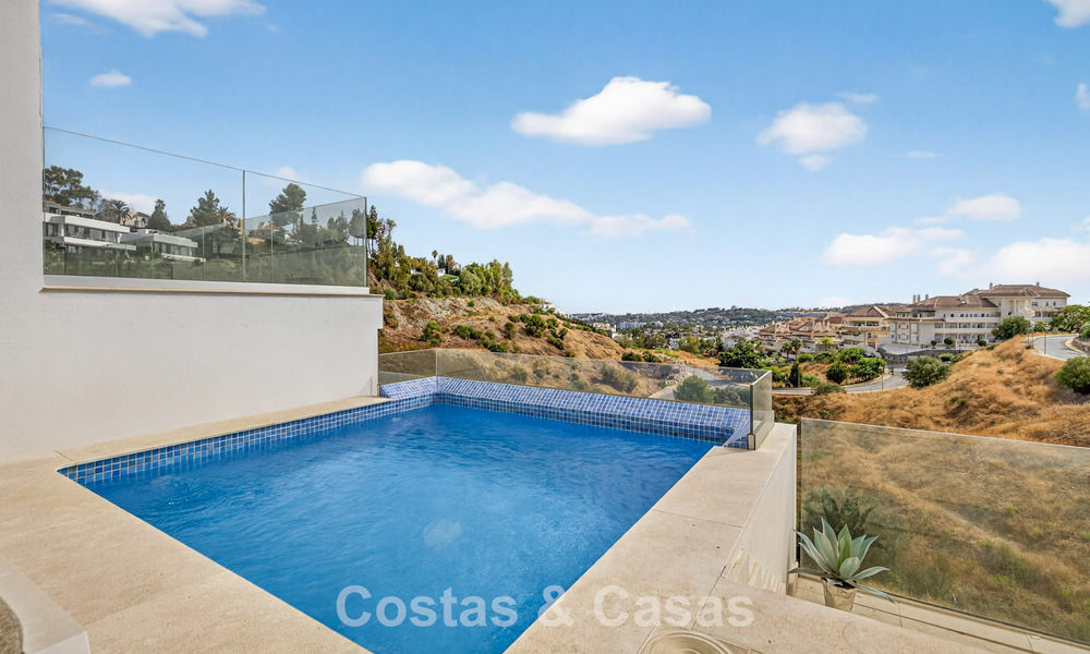 Appartement moderne à vendre avec piscine et vue sur la mer dans une résidence exclusive à Nueva Andalucía, Marbella 808145