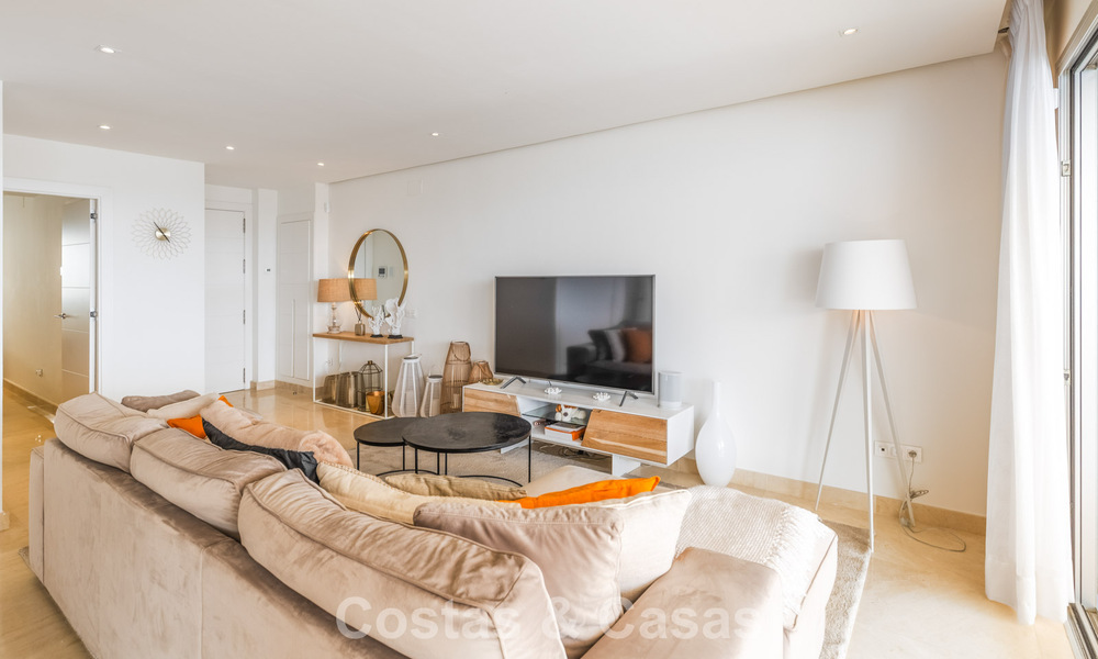 Appartement moderne à vendre avec piscine et vue sur la mer dans une résidence exclusive à Nueva Andalucía, Marbella 808147