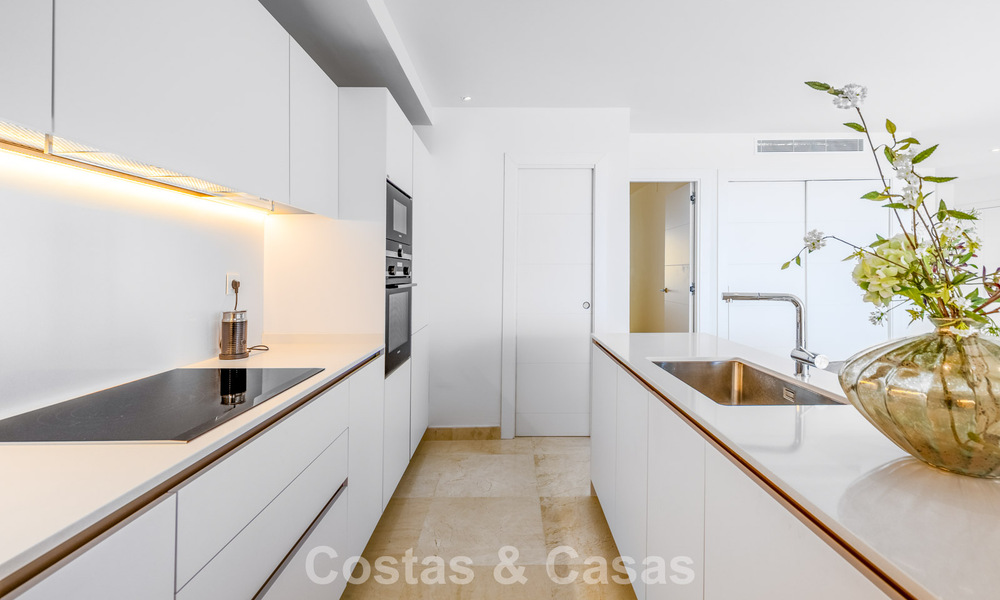 Appartement moderne à vendre avec piscine et vue sur la mer dans une résidence exclusive à Nueva Andalucía, Marbella 808148