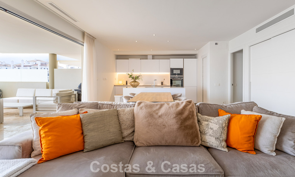 Appartement moderne à vendre avec piscine et vue sur la mer dans une résidence exclusive à Nueva Andalucía, Marbella 808149