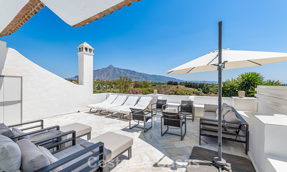 Charmante maison mitoyenne à vendre dans une résidence sécurisée à deux pas de Puerto Banús, Marbella 808520