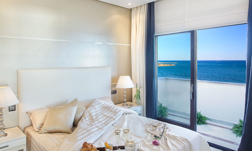 Appartements de luxe en première ligne de plage à vendre, Estepona, Costa del Sol avec vue sur mer 9726