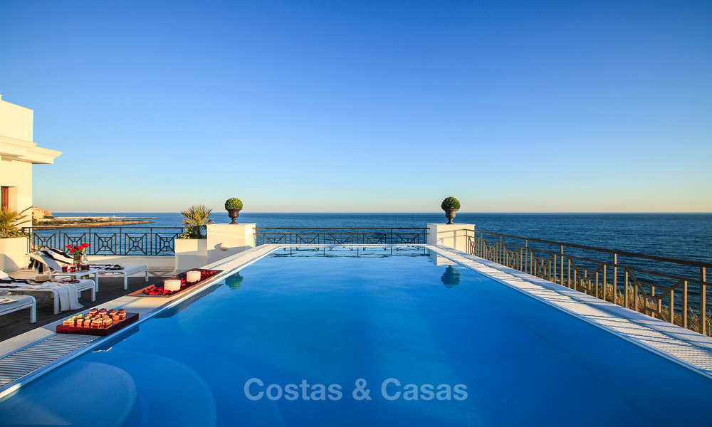 Appartements de luxe en première ligne de plage à vendre, Estepona, Costa del Sol avec vue sur mer 9727