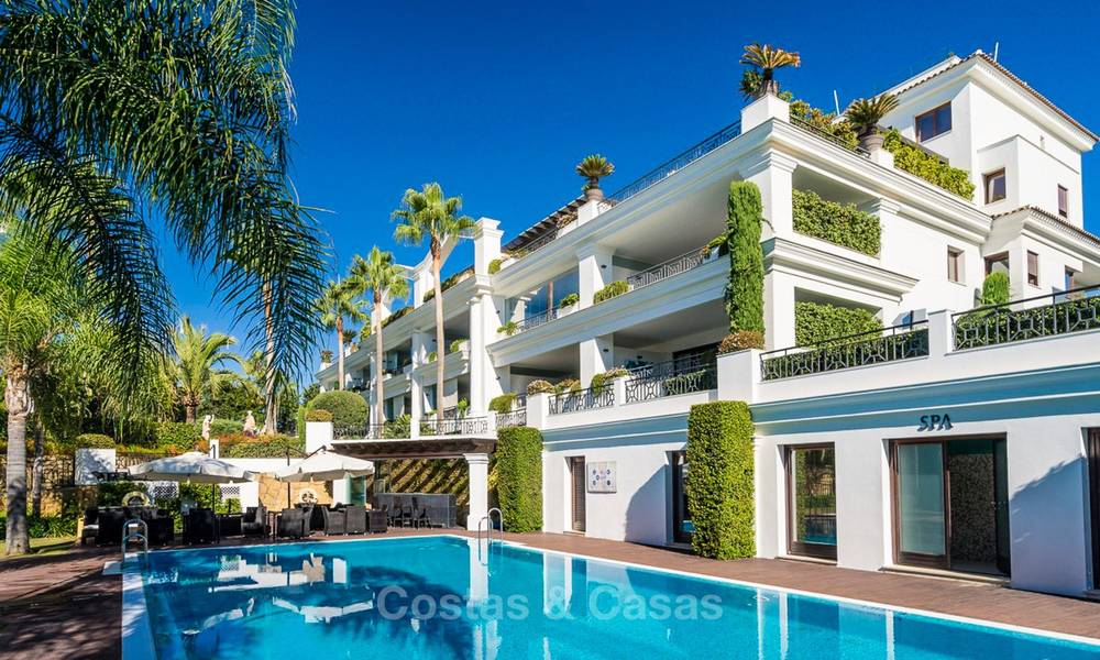 Appartements de luxe en première ligne de plage à vendre, Estepona, Costa del Sol avec vue sur mer 9736
