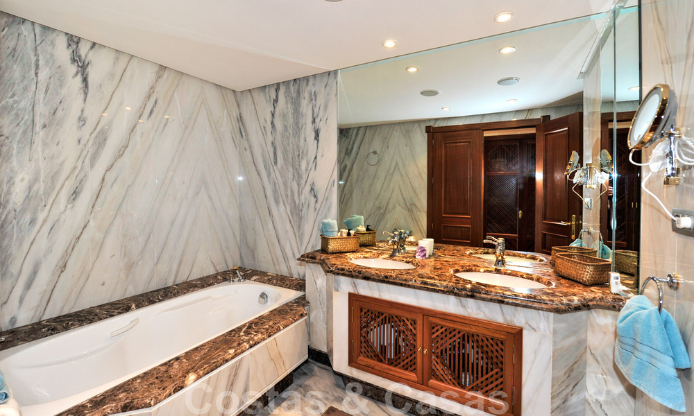 Penthouse exclusif près de la plage à vendre à Los Monteros, Marbella 37176