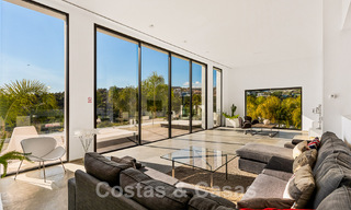 Villa exclusive de style moderne à acheter sur un parcours de golf connu dans la zone de Marbella - Benahavis 49491 